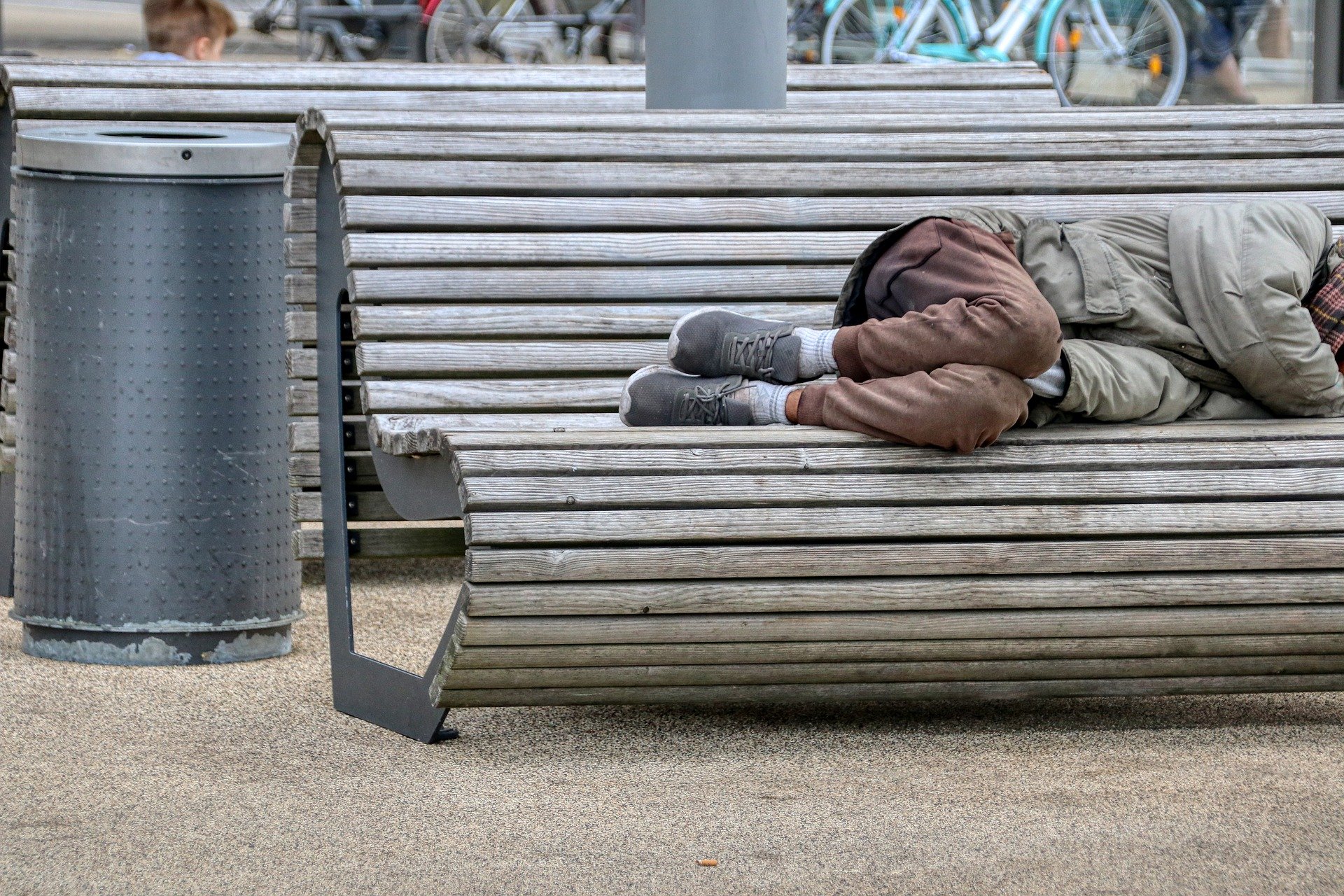 Questa immagine ha l'attributo alt vuoto; il nome del file è homeless-5283148_1920.jpg