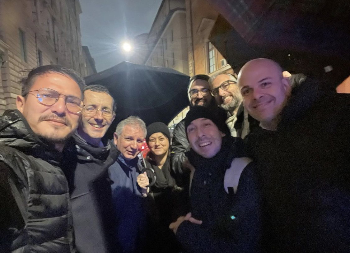 Un abbraccio che scalda la notte